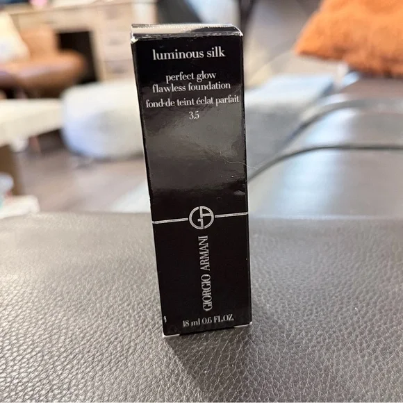 Giorgio Armani Luminous Silk Foundation - Shade #3.5 - Picture 2 of 3